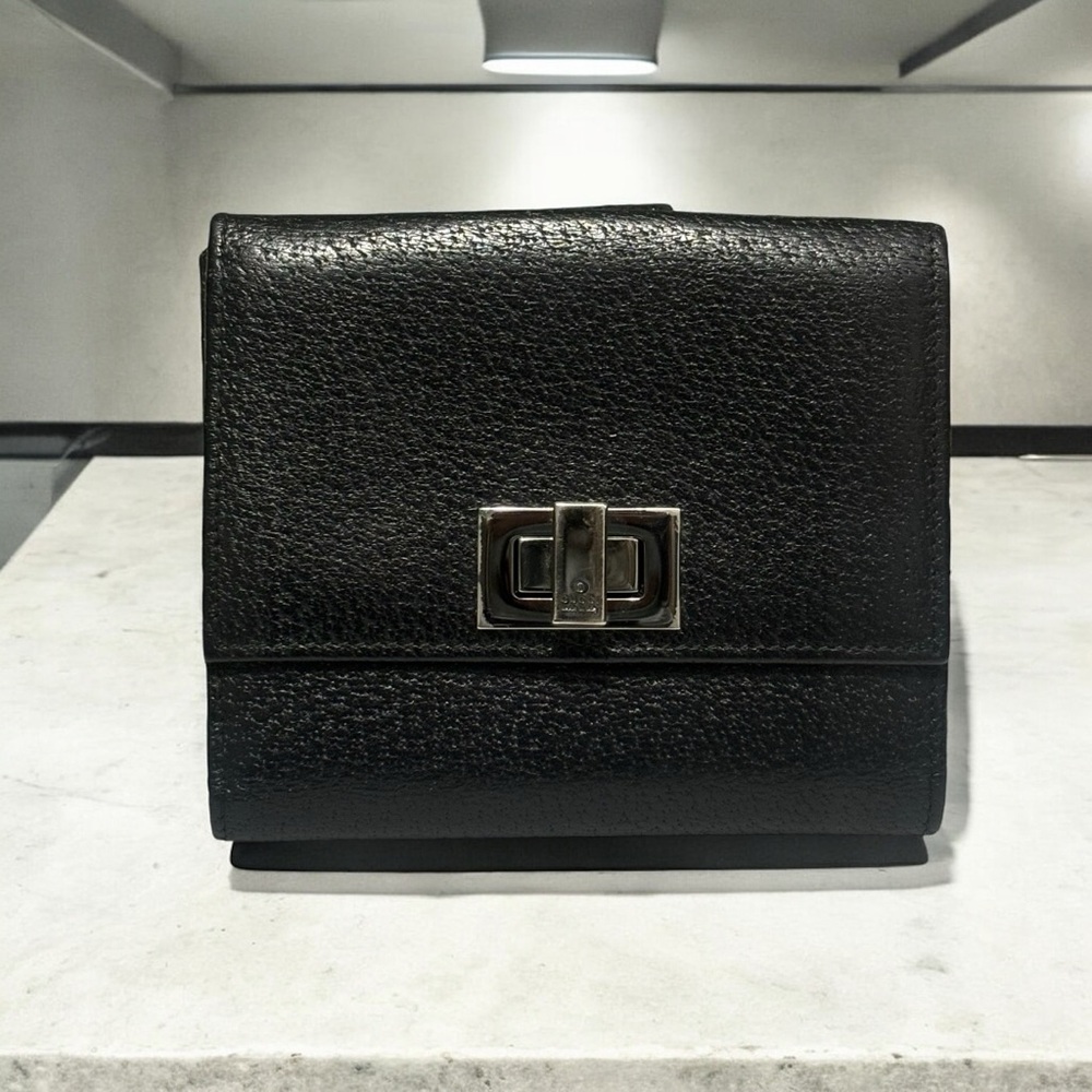 Like New Gucci Twist Lock Wallet